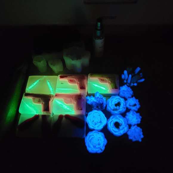 On the left is a pink Shea butter soap gun, under the gun is a clear glow bullet - Picture 2 of 3